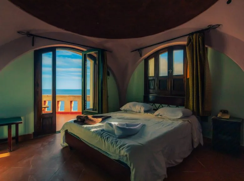 Chambre avec lit fait face à une vue sur la mer et le ciel