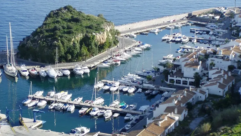 Port de plaisance avec des bateaux amarrés et une île rocheuse