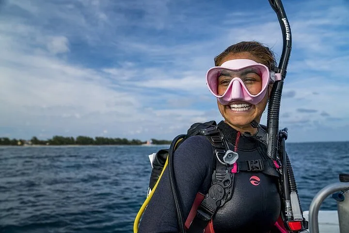 Plongeuse souriante avec masque et tuba sur un bateau en mer