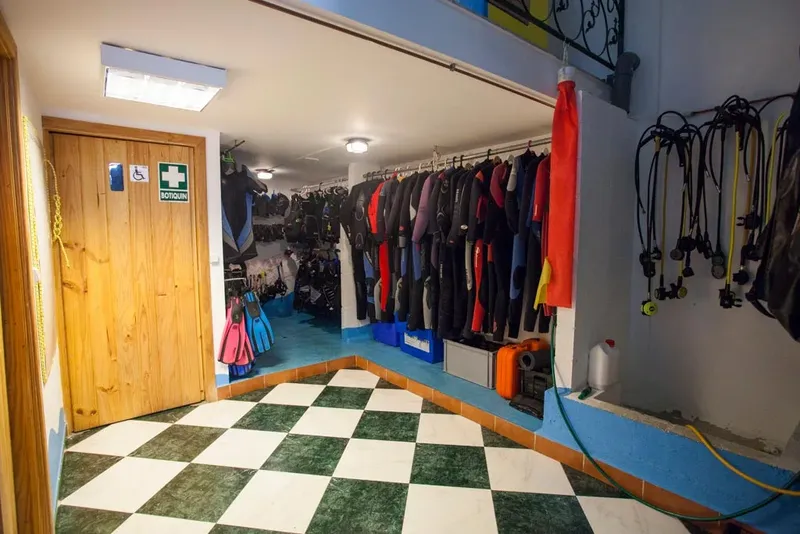 Intérieur d'un centre de plongée avec combinaisons et équipements