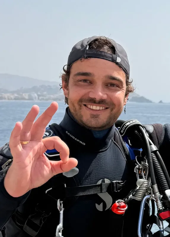 Plongeur souriant faisant un signe de paix avec sa main