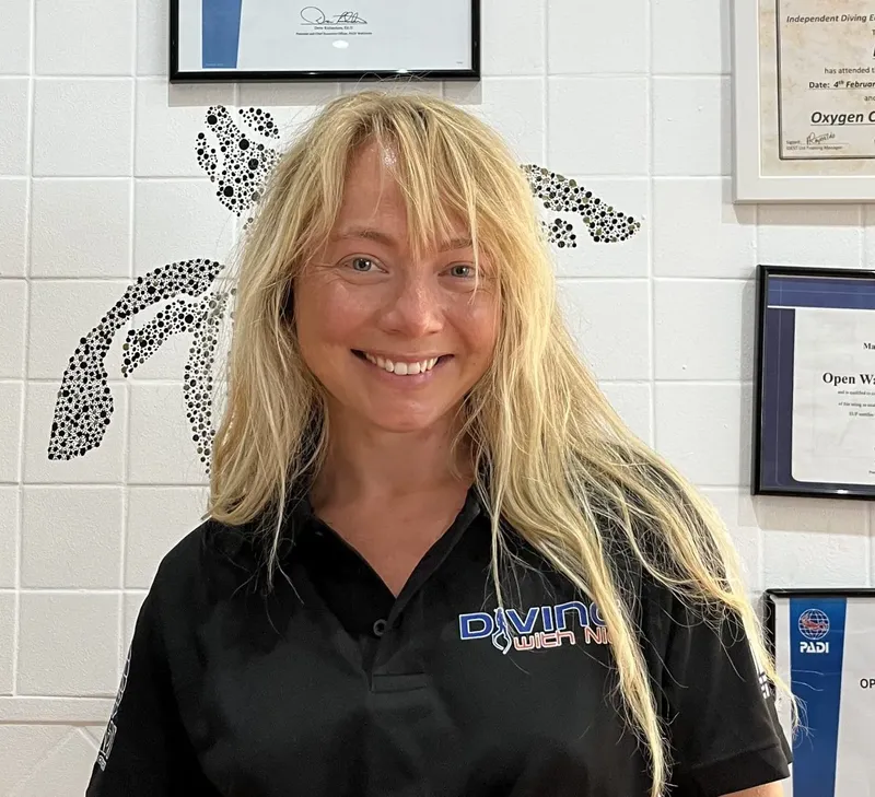 Portrait souriant d'une femme blonde dans un intérieur clair et professionnel