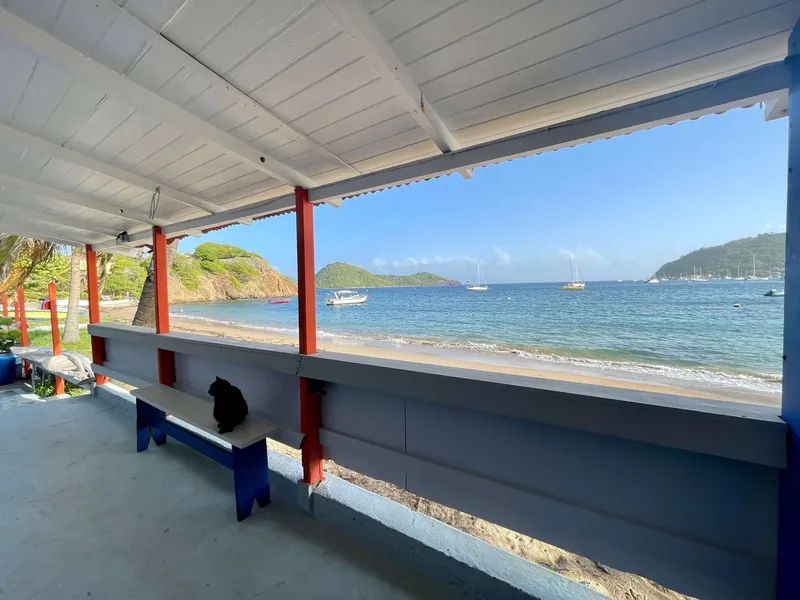 Vue sur une plage tropicale avec des bateaux et un abri