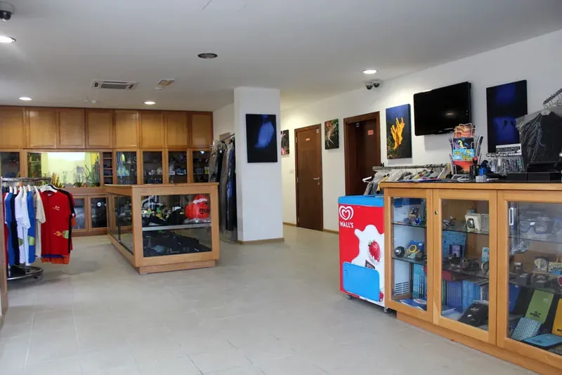 Intérieur d'un centre de plongée avec matériel, vêtements et réfrigérateur