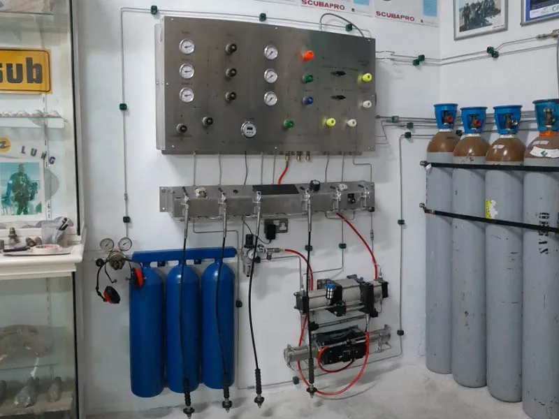 Installation de compression d'air et rangée de bouteilles de plongée