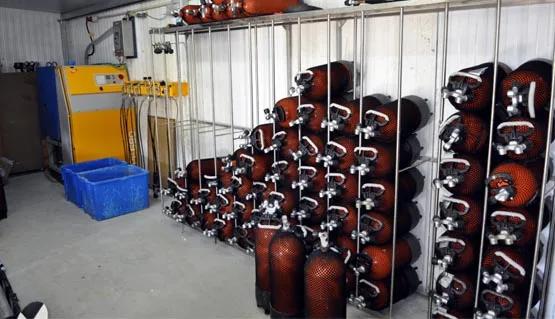 Rangées de bouteilles de plongée dans un local de remplissage