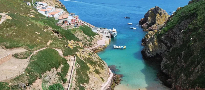 Vue d'un port de plaisance avec des bateaux et des bâtiments côtiers