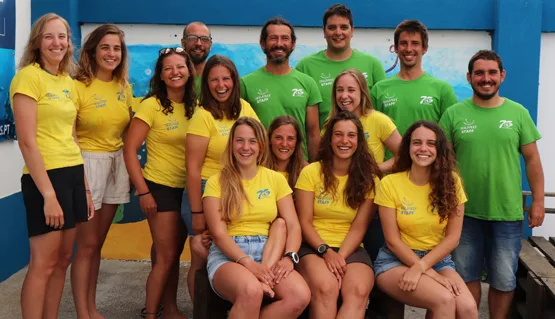 Groupe de personnes souriantes posant pour une photo en extérieur