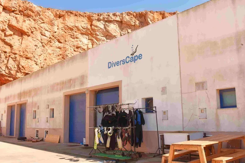 Façade d'un centre de plongée avec combinaisons et le nom DiversCape