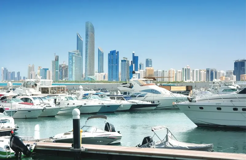 Port de plaisance avec bateaux amarrés et skyline urbaine en arrière-plan