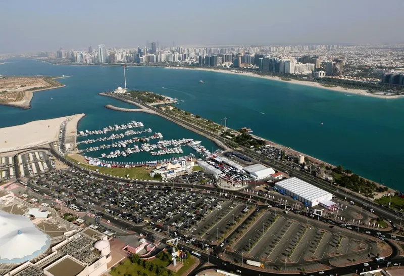 Vue aérienne d'un port de plaisance avec des bateaux et bâtiments