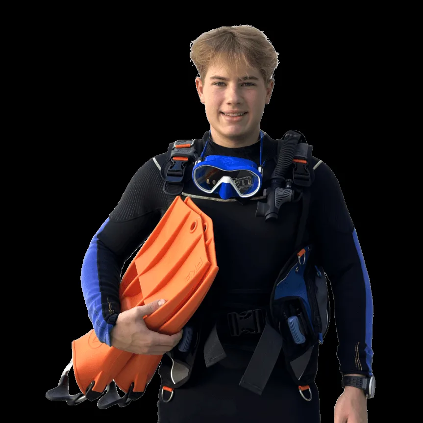 Plongeur souriant en combinaison, masque et palmes orange sur fond noir