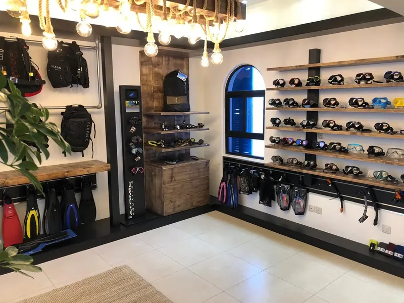 Boutique de plongée avec équipements, masques, gilets et accessoires exposés