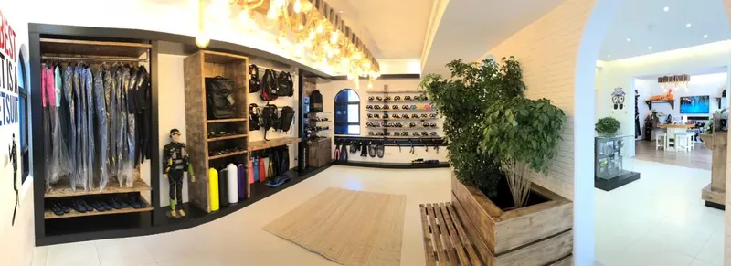 Intérieur d'un centre de plongée avec équipement et décoration moderne