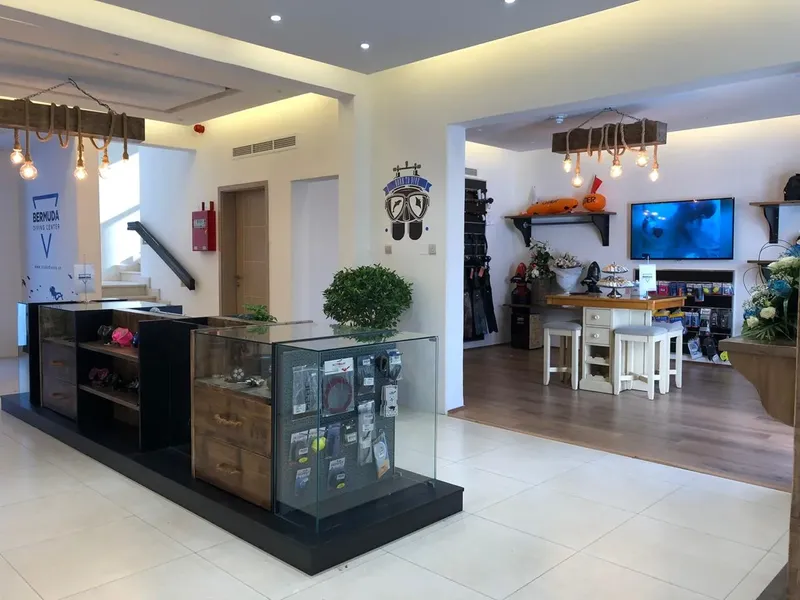 Interieur clair d'un centre de plongee avec boutique et equipement