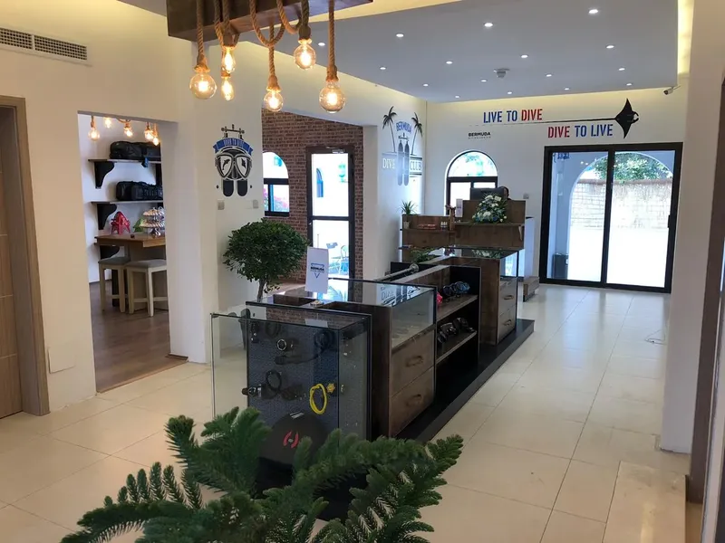 Intérieur clair d'un centre de plongée avec comptoir d'accueil et décoration