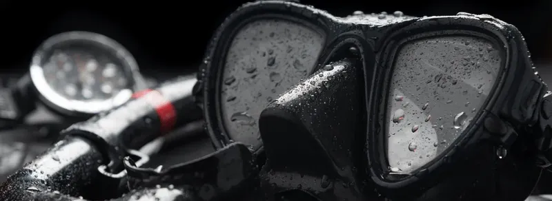 Masque de plongée noir avec gouttes d'eau et lampe torche