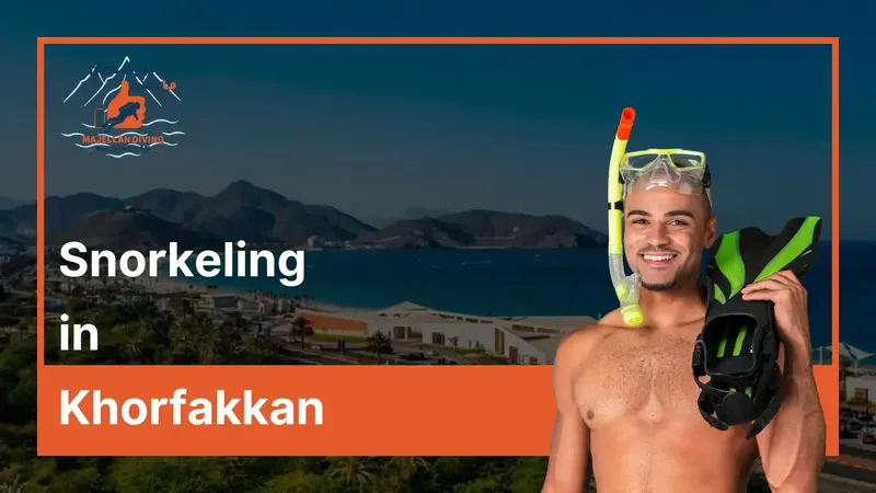Un homme souriant avec masque et tuba, paysage côtier en arrière-plan