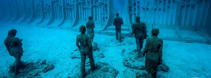 Statues humaines sous-marines dans un paysage artificiel bleu turquoise