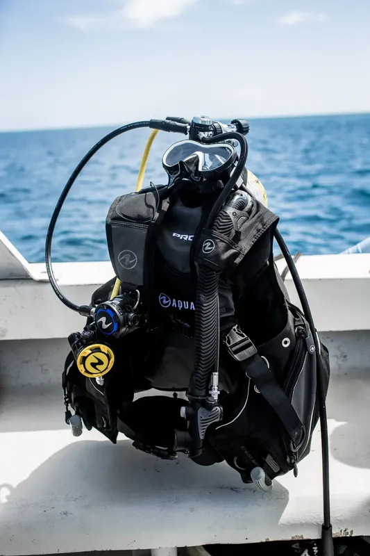 Equipement de plongée complet posé sur le rebord d'un bateau