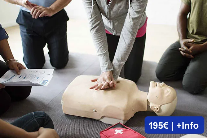 Groupe de personnes en formation de premiers secours avec mannequin