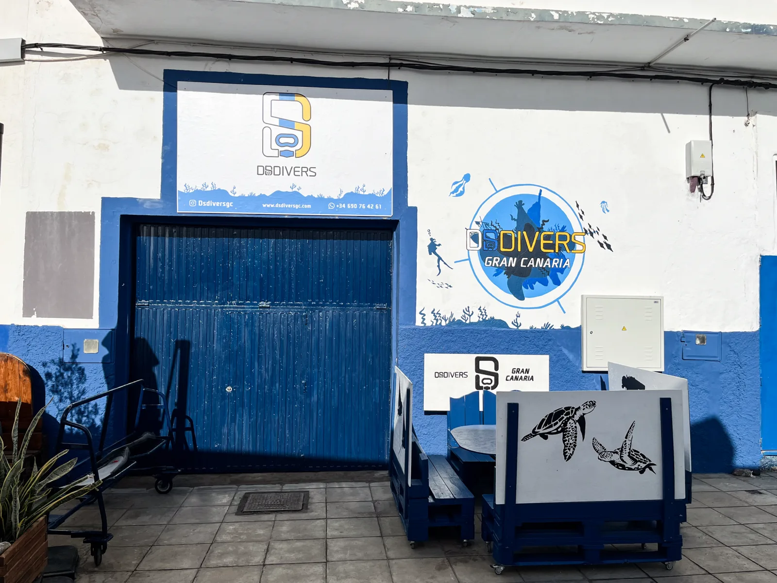 Façade d'un centre de plongée avec enseigne et éléments décoratifs bleus