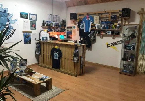 Boutique de plongée avec comptoir, équipements et affiches décoratives