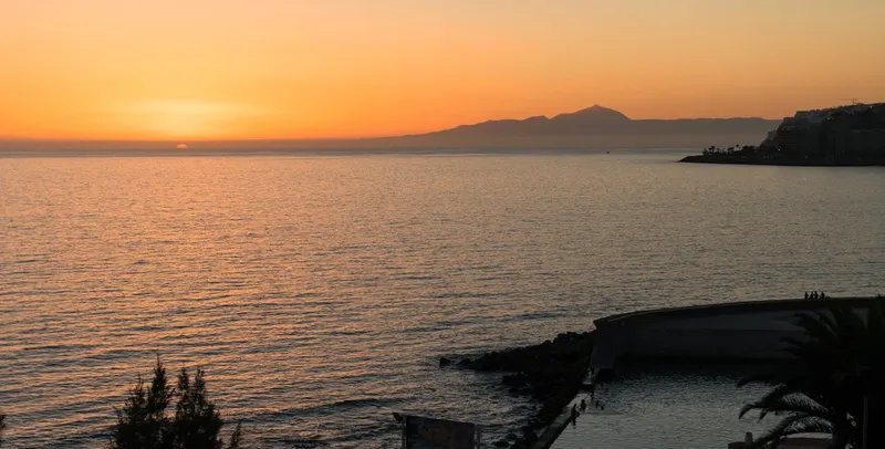 Coucher de soleil sur la mer avec un bateau amarré au premier plan