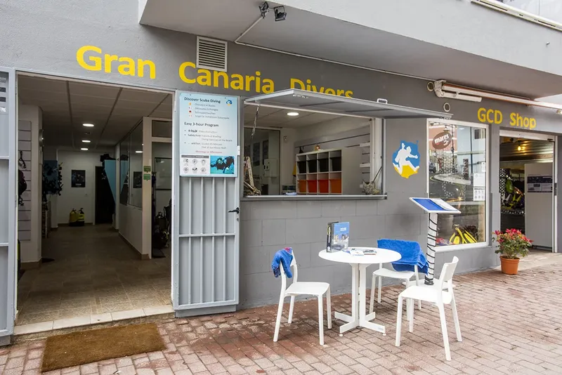 Devanture d'un centre de plongée avec boutique et informations sur les cours