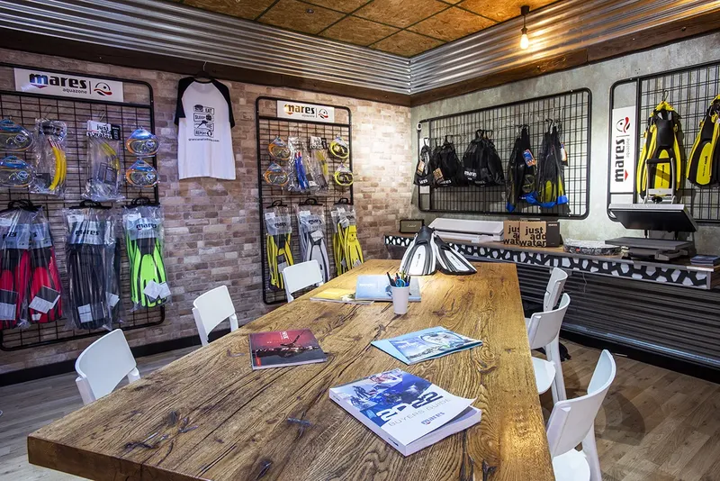 Boutique de plongée avec équipements, gilets, masques et combinaisons exposés