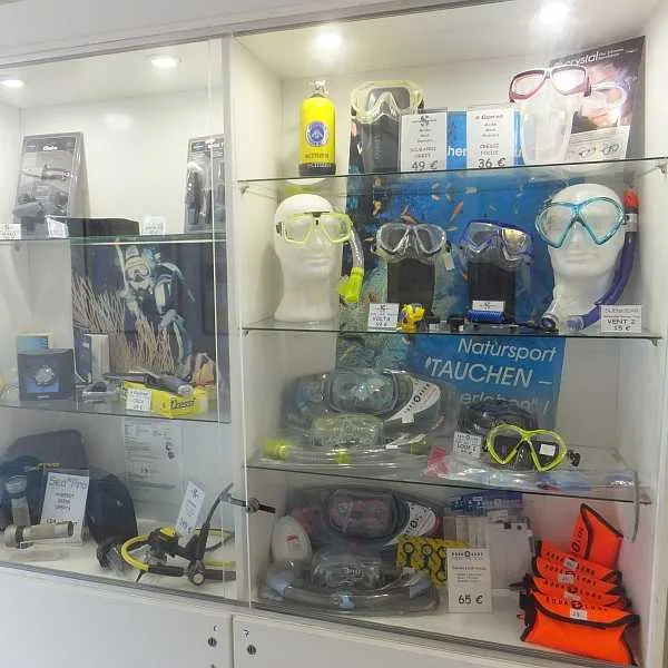 Vitrine d'un magasin de plongée avec masques, tubas et accessoires