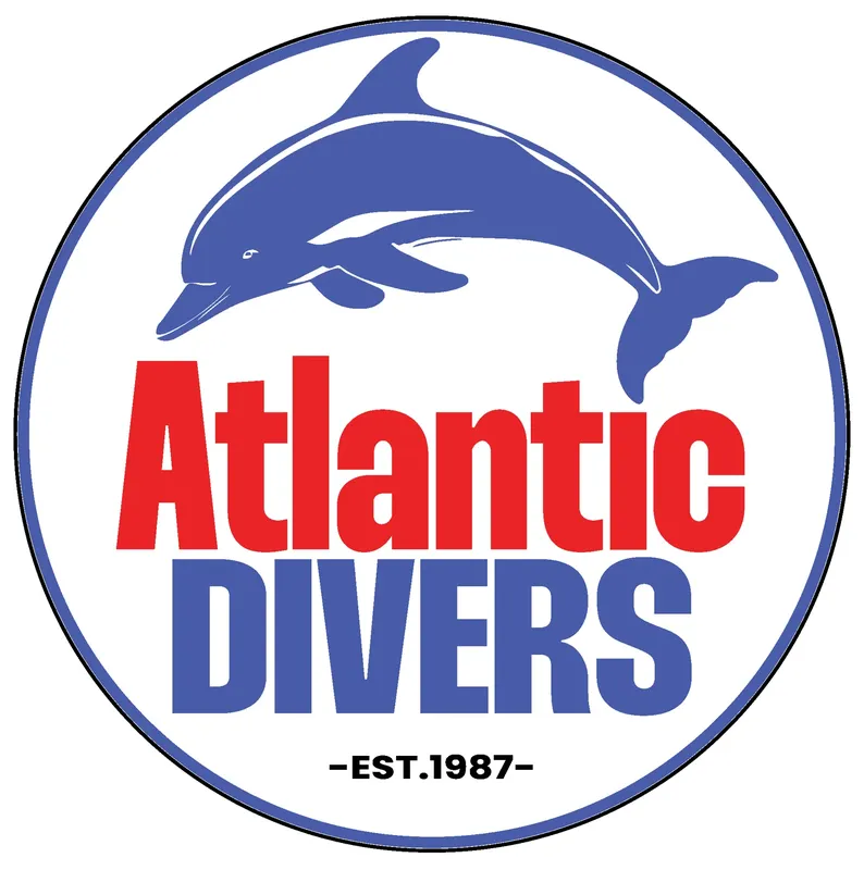 Logo avec un dauphin sautant et le texte Atlantic Divers en grand