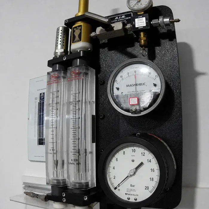 Analyseur d'air de plongée avec manomètres et débitmètres transparents