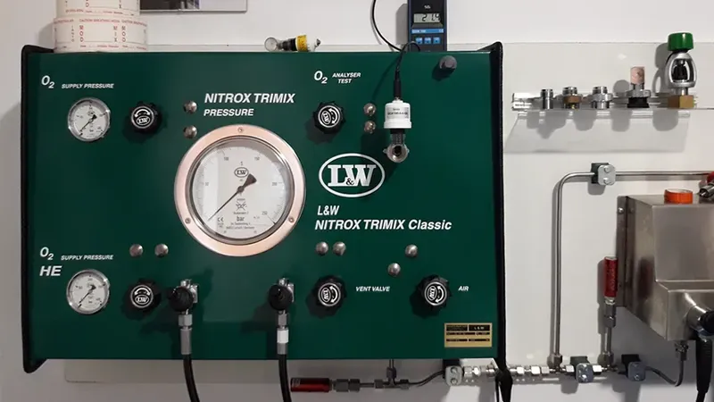 Panneau de contrôle pour mélange Nitrox Trimix avec manomètres et analyseur