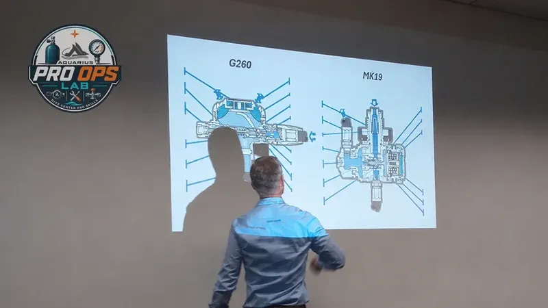Présentation d'un schéma technique d'armes par un instructeur