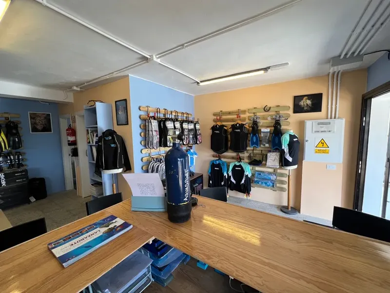 Intérieur d'un centre de plongée avec équipement et bouteilles