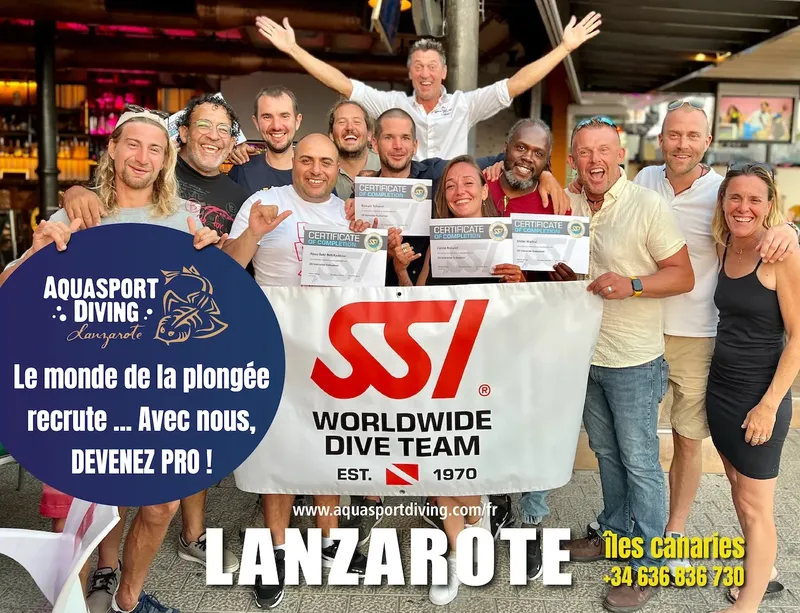 Groupe de plongeurs souriants avec des certificats SSI à Lanzarote