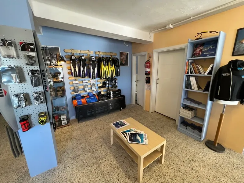 Intérieur d'un centre de plongée avec matériel et étagères