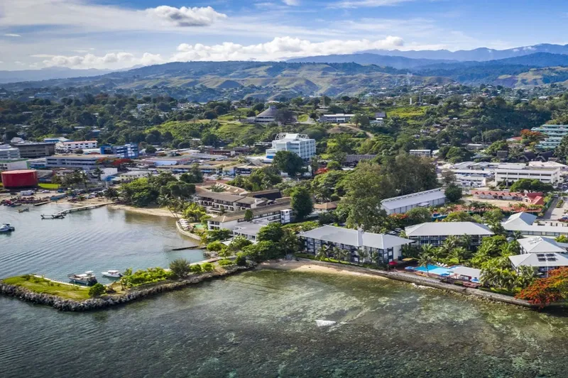 Vue aérienne d'une ville côtière avec des bâtiments et bateaux