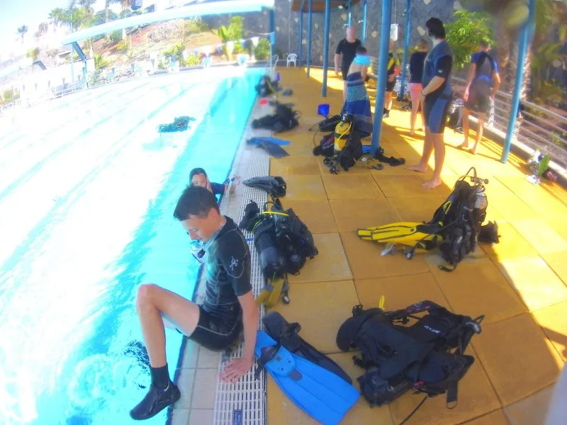 Plongée : préparation du matériel et des participants au bord d'une piscine