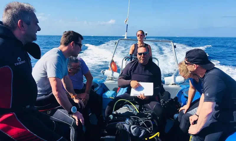 Groupe de personnes à bord d'un bateau de plongée en mer