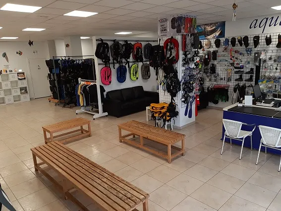 Intérieur d'un centre de plongée avec matériel et espace d'attente