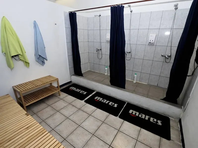 Douches du centre de plongée avec tapis de sol Mares noirs et blancs