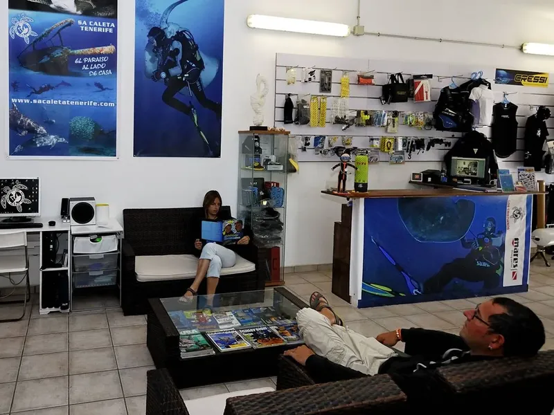 Intérieur d'un centre de plongée avec des clients et du matériel