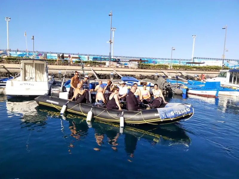 Groupe de personnes à bord d'un bateau semi-rigide en mer