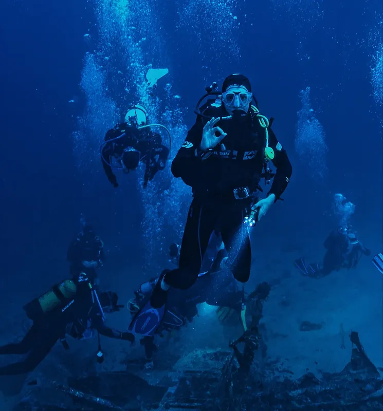 Plongeurs en immersion profonde, communication gestuelle sous l'eau, ambiance bleue