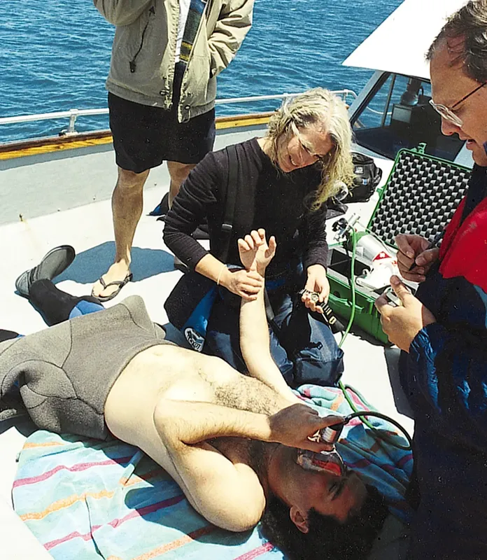 Secourisme sur un bateau de plongée, une personne reçoit des soins