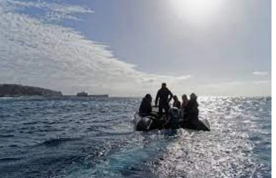 Groupe de personnes à bord d'un bateau pneumatique en mer