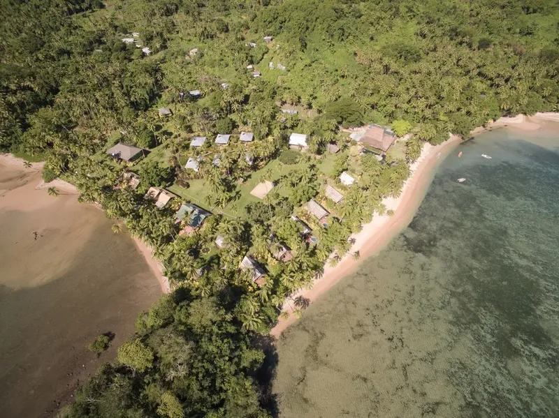 Vue aérienne d'un centre de plongée avec des bungalows et une plage
