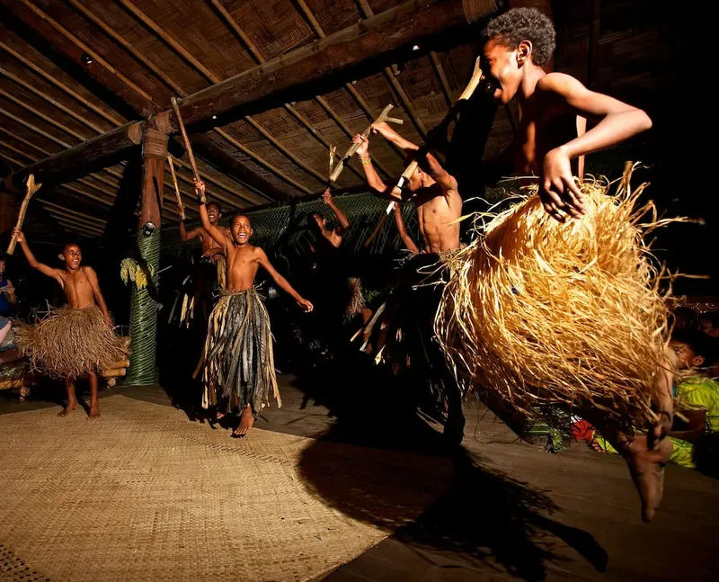 Danse traditionnelle avec des costumes en fibres naturelles et des mouvements énergiques
